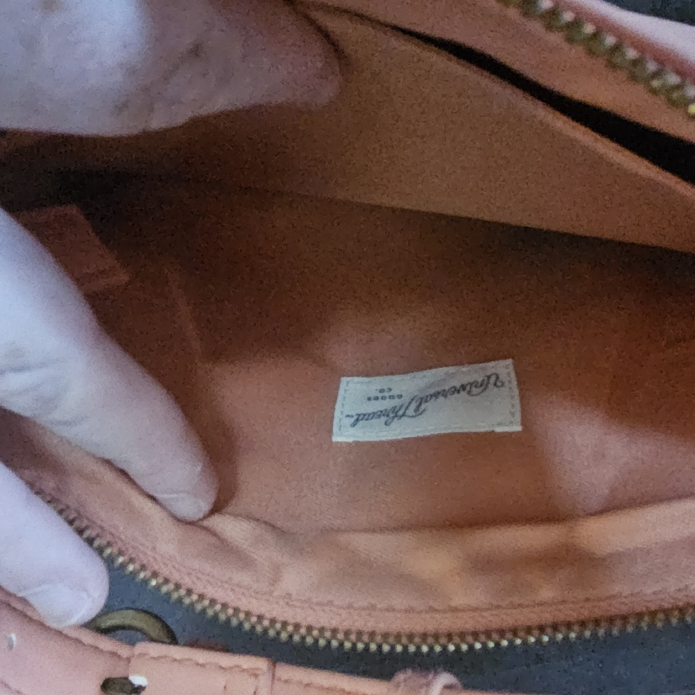 Universal threads purse - Picture 2 of 2